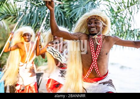 Tänzerinnen und Musiker treten in Entebbe, Uganda auf Stockfoto