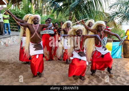 Tänzerinnen und Musiker treten in Entebbe, Uganda auf Stockfoto