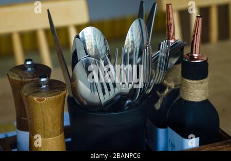 Bukarest, Rumänien - 26. März 2020: Salz- und Pfeffergrinder, Besteck und Soßen sind auf einem Restaurantfenster zu sehen. In Rumänien befinden sich Restaurants in der Nähe Stockfoto