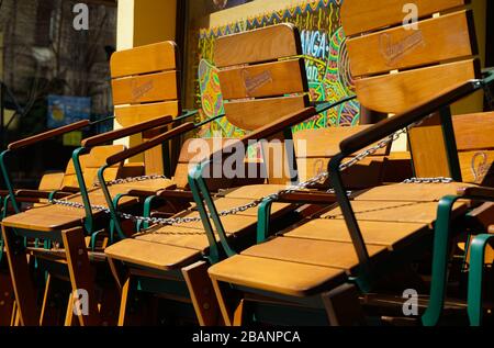 Bukarest, Rumänien - 16. März 2020: In Ketten gebundene Stühle in der Nähe eines geschlossenen mexikanischen Restaurants. In Rumänien sind Restaurants während t vorübergehend geschlossen Stockfoto