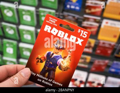 Montreal, Kanada - 22. März 2020: Roblox Geschenkgutschein im Hintergrund mit Geschenkgutscheinen. Roblox ist ein Multiplayer-Online-Videospiel und Spielerstellung Stockfoto