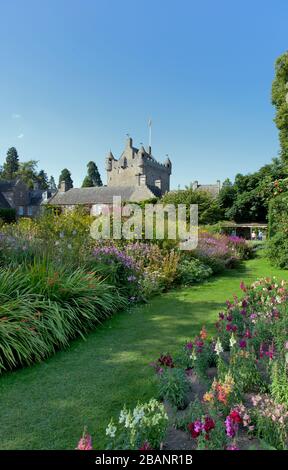 Der Blumengarten umrahmt Cawdor Castle in den schottischen Highlands, in der Nähe von Nairn. Stockfoto