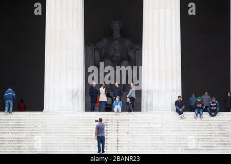 Washington DC, USA. März 2020. Am 28. März 2020 sind Menschen im Lincoln Memorial in Washington, DC, den Vereinigten Staaten zu sehen. Die Vereinigten Staaten haben mehr als 2.000 COVID-19-Todesfälle gemeldet, so die neueste Tally vom Center for Systems Science and Engineering (CSSE) der Johns Hopkins University. Ab 18:40 Uhr am Samstag (2240 GMT) gab es in den Vereinigten Staaten mehr als 121.000 bestätigte Fälle mit 2.010 Todesfällen, eine interaktive Karte, die von der CSSE gepflegt wurde, zeigte. Credit: Ting Shen/Xinhua/Alamy Live News Stockfoto