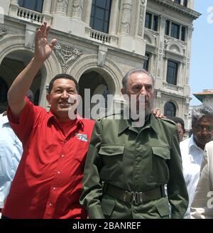 Der Präsident von Venezuela Hugo Chavez (links), der kubanische Präsident Fidel Castro und die Historia Eusebio Leal begrüßen sich bei der Ankunft im 'Simon Bolivar's House' zur Eröffnung der Büros der PDVESA am 28. April 2005. Castro schloss sich Chavez BEI der Eröffnung des neuen Büros der südamerikanischen Nation in Kuba an, um die linken Führer weiter in ihre Wirtschaft zu integrieren und zum hemisphärischen Handelspakt zu gelangen, der die Vereinigten Staaten ausschließen würde.kommen Sie zum Bau der "Lonja del Comercio", Havanna, Kuba, April 2005. Chavez und Fidel eröffnen ein PDVSA-Büro (Petroleos venezolanisch). Cr Stockfoto