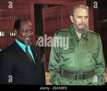 Cuban President Fidel Castro (R) erhält der Präsident von Mosambik, Joaquim Chissano (L), in Havannas Palast der Revolution, 29. Oktober 2001. Chissano befindet sich auf einem offiziellen Besuch in der Karibik-Insel. Bildnachweis: Jorge Rey/MediaPunch Stockfoto