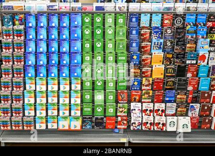 Montreal, Kanada - 22. März 2020: Ein Stand mit Geschenkgutscheinen verschiedener Dienste und Unternehmen wie: Apple Store, McDonalds, Xbox, Nintendo, iTunes Stockfoto