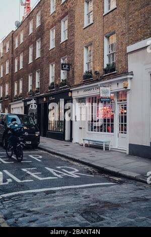 London, Großbritannien - 06. März 2020: Fassade des Johnnys Chop Shop barber Shops in Soho, einem berühmten Touristenviertel in London mit zahlreichen Geschäften und Restaurants, Stockfoto