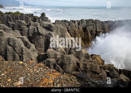 Beliebte Touristendestination Pancake Rocks am Dolmite Point in der Nähe von Punakaiki, Südinsel, Neuseeland. Stockfoto