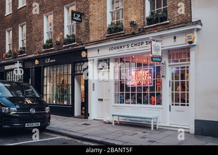 London, Großbritannien - 06. März 2020: Fassade des Johnnys Chop Shop barber Shops in Soho, einem berühmten Touristenviertel in London mit zahlreichen Geschäften und Restaurants. Stockfoto