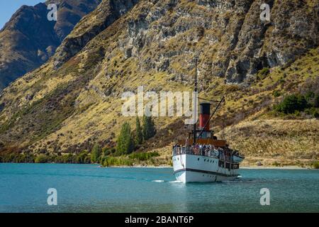 1912 Kohlendampfschiff TSS Earnslaw am Lake Wakatipu, Queenstown, South Island, Neuseeland. Edwardian Vintage mit zwei Schrauben. Stockfoto