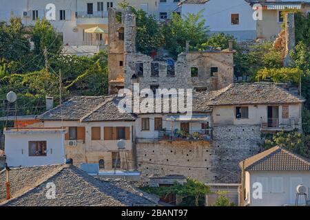 Renovierte alte Häuser in der Stadt Gjirokaster UNESCO-Weltkulturerbe Albanien Stockfoto