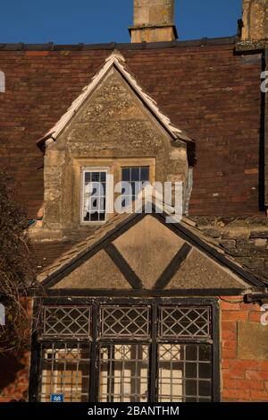Architektonische Details der Gebäude in High Street, Broadway Village, Cotswolds, Gloucestireshire, England, WR12 7AL Stockfoto