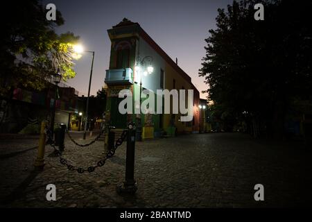 Die Straßen von Caminito sehen nachts während der Quarantäne in Buenos Aires, Argentinien, völlig leer aus Stockfoto