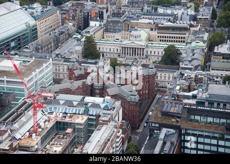 Luftansicht des Kreuzungsgebäudes und des Wilkins Building, UCL, London vom BT Tower, 60 Cleveland St, Fitzrovia, London W1T 4JZ Stockfoto