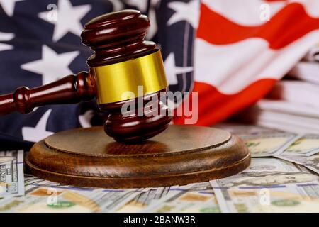 Holzrichter Gavel und USA-Flagge auf Gesetz beurteilen Tischdokumente mit Schreibtisch Stockfoto