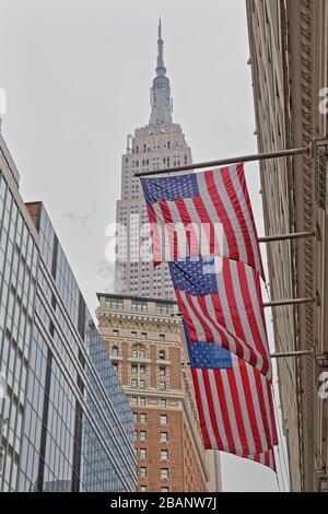 USA-Flaggen an der Fassade des Gebäudes in New York Stockfoto