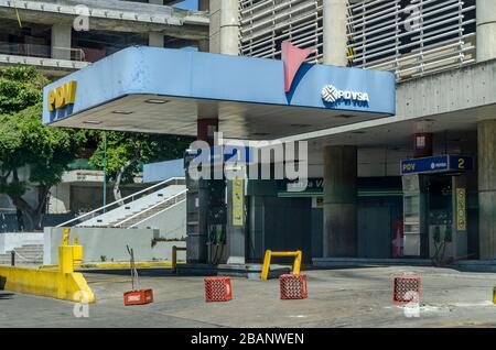 Viele Tankstellen sind in Venezuela ohne Treibstoff, während die Informationen über die Verbreitung von Covid-19 sehr begrenzt sind. Das Land befindet sich noch in Quarantin Stockfoto