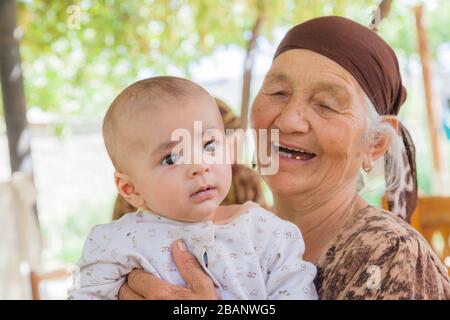 Großmutter und Kinder, Derbent oder Derbend, Surxondaryo Region, Usbekistan, Zentralasien, Asien Stockfoto