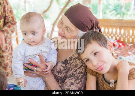 Großmutter und Kinder, Derbent oder Derbend, Surxondaryo Region, Usbekistan, Zentralasien, Asien Stockfoto