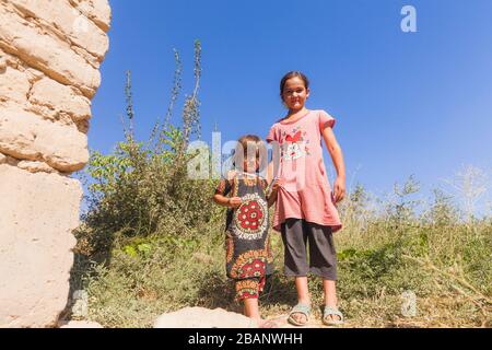 Mädchen im Dorf in der Nähe von Denau, als Festung von Chorienes von Alexander der großen Geschichte, Surxondaryo-Region, Usbekistan, Zentralasien, Asien Stockfoto