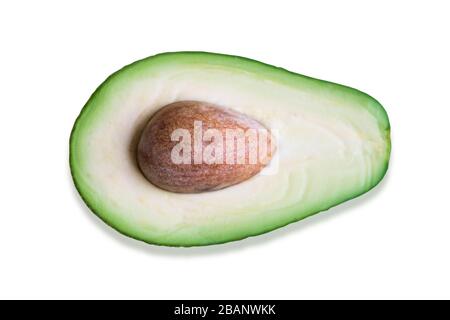 Halb Avocado in halber Nahaufnahme isoliert auf weißem Hintergrund geschnitten. Avocado mit einem Knochen auf weißem Hintergrund. Stockfoto