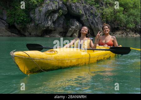 Ha Long Bay, Vietnam 18. Oktober 2019 glückliche zwei Mädchen mit Ruderkajak in ha Long Bay. Halong Bay ist eine beliebte Touristenattraktion in Vietnam für Freizeit und spo Stockfoto