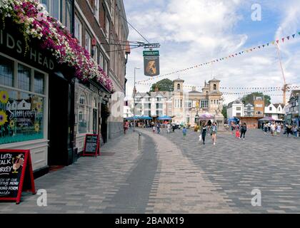 Blick auf die Church Street zum alten Marktplatz von Kingston, der seit 1242 in Betrieb ist. Kingston upon Thames, Surrey, Borough of London, England. Stockfoto