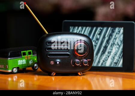Radio- und E-Book Reader auf dem Tisch Stockfoto