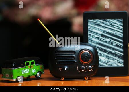 Radio- und E-Book Reader auf dem Tisch Stockfoto