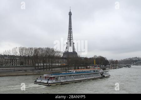 Boot auf dem Fluss Sena mit dem Eiffelturm im Hintergrund. Stockfoto