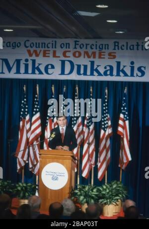 Chicago, Illinois, USA, 13. September 1988 demokratischer Präsidentschaftskandidat Gouverneur von Massachusetts Michael Dukakis spricht beim Chicago Council of Foreign Relations Credit: Mark Reinstein/MediaPunch Stockfoto