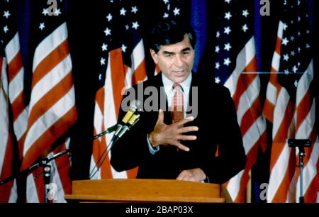 Chicago, Illinois, USA, 13. September 1988 demokratischer Präsidentschaftskandidat Gouverneur von Massachusetts Michael Dukakis spricht beim Chicago Council of Foreign Relations Credit: Mark Reinstein/MediaPunch Stockfoto