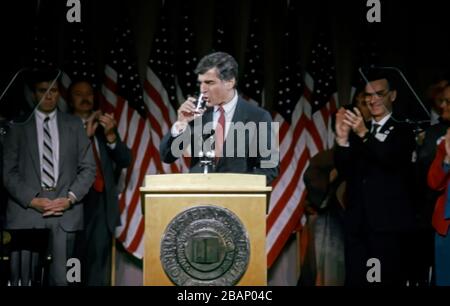 Evanston, Illinois, USA, 4. Oktober 1988 demokratischer Präsidentschaftskandidat Gouverneur von Massachusetts Michael Dukakis spricht an der Northwestern University Credit: Mark Reinstein/MediaPunch Stockfoto