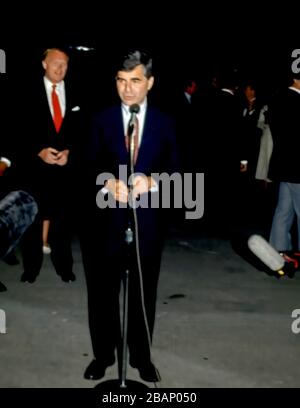 Chicago, Illinois, USA, 4. September 1988 demokratischer Präsidentschaftskandidat Gouverneur von Massachusetts Michael Dukakis spricht bei Ankunft am Flughafen O'Hare. Neil Hartigan (Red Tie) ist hinter ihm Credit: Mark Reinstein/MediaPunch Stockfoto