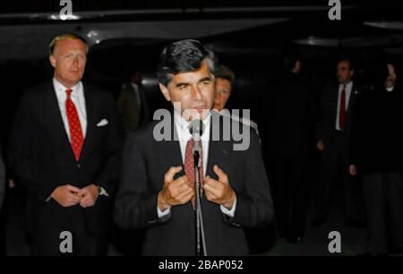 Chicago, Illinois, USA, 4. September 1988 demokratischer Präsidentschaftskandidat Gouverneur von Massachusetts Michael Dukakis spricht bei Ankunft am Flughafen O'Hare. Neil Hartigan (Red Tie) ist hinter ihm Credit: Mark Reinstein/MediaPunch Stockfoto