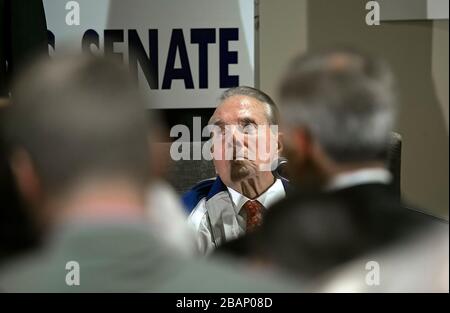 Overland Park, Kansas, USA, 27. Oktober 2014 der ehemalige Senator Robert Dole (R-KS) bei der Wahlkampfveranstaltung heute zur Unterstützung von Senator Pat Roberts im Overland Park Kansas. Kredit: Mark Reinstein/MediaPunch Stockfoto