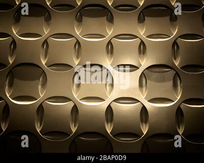 Nahaufnahme aus goldenem, kreisförmigem, gemustertem Metallblech Stockfoto