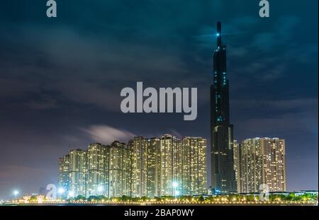 Saigon/Vietnam, Juli 2018 - Landmark 81 ist ein superhoher Wolkenkratzer des Vinshomes Central Park Project in Ho-Chi-Minh-Stadt, Vietnam. Stockfoto