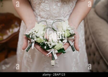 Die Frau in einem schönen Hochzeitskleid und ihrem brautstrauß mit Blumen Stockfoto