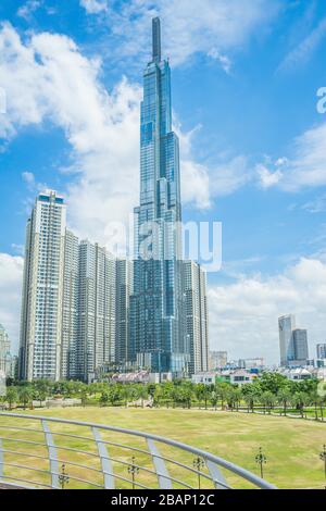 Saigon/Vietnam, Juli 2018 - Landmark 81 ist ein superhoher Wolkenkratzer des Vinshomes Central Park Project in Ho-Chi-Minh-Stadt, Vietnam. Stockfoto