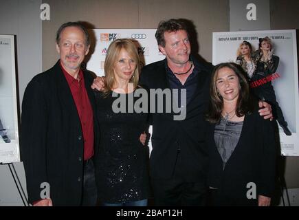 Sept. 23, 2010 - New York, New York, New York, USA - MARK BLUM, ROSANNA ARQUETTE, AIDAN QUINN UND SUSAN SEIDELMAN kommen zur 25-jährigen Vorführung von "Desperately Sewing Susan" im Walter Reade Theatre im Lincoln Center in New York. (Bild: © Globe Fotos/ZUMApress.com) Stockfoto