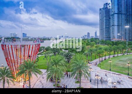 Saigon/Vietnam, Juli 2018 - Landmark 81 ist ein superhoher Wolkenkratzer des Vinshomes Central Park Project in Ho-Chi-Minh-Stadt, Vietnam. Stockfoto