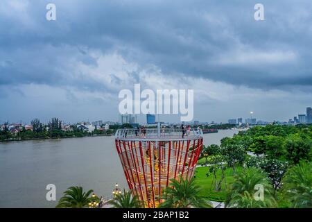 Saigon/Vietnam, Juli 2018 - Landmark 81 ist ein superhoher Wolkenkratzer des Vinshomes Central Park Project in Ho-Chi-Minh-Stadt, Vietnam. Stockfoto