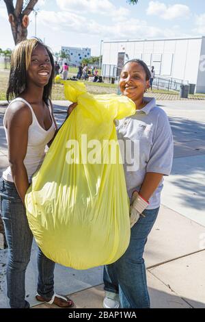 Miami Florida,Hands on HandsAm Miami MLK Day of Service,Martin Luther King Jr. Geburtstag,Northwestern High School,Campus,Studenten freiwillig Vol Stockfoto