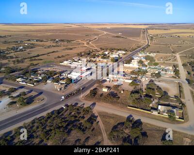 Antenne des Eyre Highway, der durch Penong Eyre Peninsula South Australia führt Stockfoto