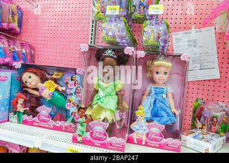 Miami Florida, Walmart, Vitrine Verkauf, Puppen, Schwarz Shopping Shopper Shopper Shop Geschäfte Markt Märkte Markt Kauf Verkauf, Einzelhandel Geschäfte Stockfoto