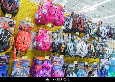 Miami Florida, Walmart, Vitrine Verkauf, Sicherheitshelme, Fahrrad, Radfahren, Reiten, Radfahren, Fahrer, Skateboarding, Shopping Shopper Shopper Shop Geschäfte Markt Stockfoto