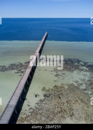 Historischer Holzsteg für Landungsbedarf für die frühen Pioniere auf der Haslam-Eyre-Halbinsel in South Australia Stockfoto