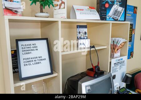 Miami Florida, hearX, HearUSA, Hörgerätebüro, Anbieter, Wartezimmer, Schild, Logo, englische und spanische Sprache, zweisprachig, kein Essen und Trinken Getränke bever Stockfoto