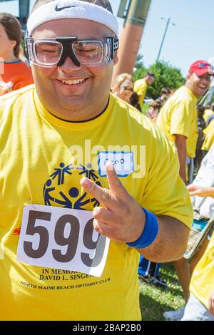 Miami Florida, Liberty City, Traz Powell Stadium, Special Olympics, Bedürfnisse, Track & Field geistig Behinderte spezielle Bedürfnisse, gefordert, Mann Männer mal Stockfoto